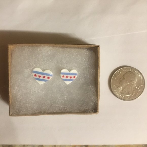 Chicago flag heart-shaped earrings + free Chicago heart patch - Picture 3 of 5
